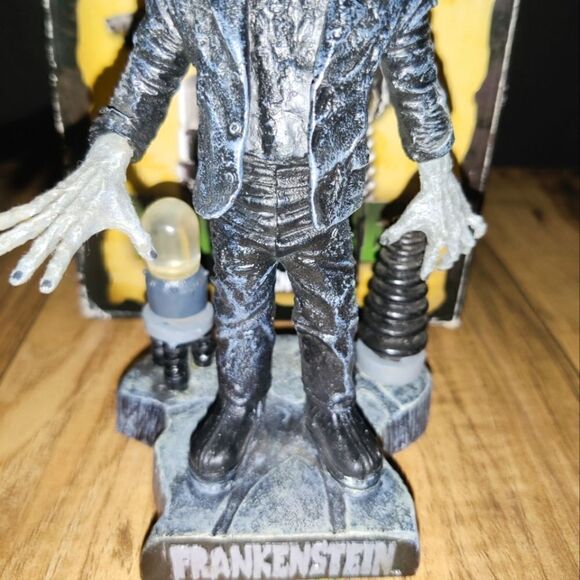 NECA Universal Monsters Studio HeadKnocker Bobblehead Frankenstein - Picture 7 of 12